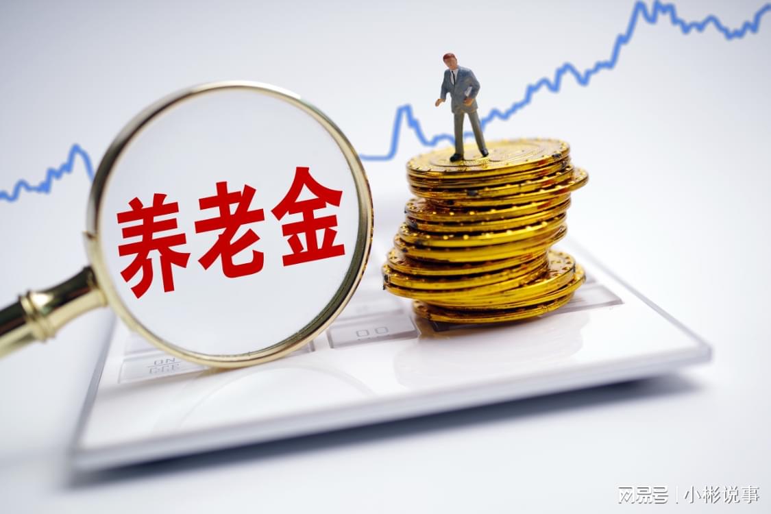 饿了？拉门斯被拍到在比利时替补席啃苹果