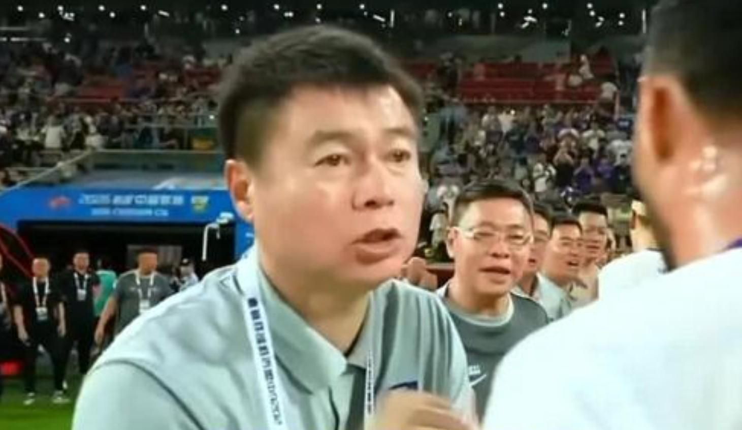 饿了？拉门斯被拍到在比利时替补席啃苹果
