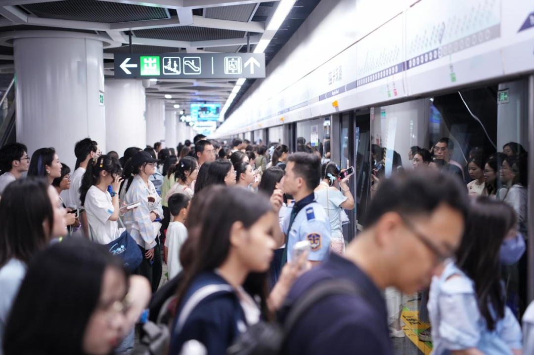 马刺主帅谈福克斯被批评：我不看社媒也不在乎，对他有100%信心