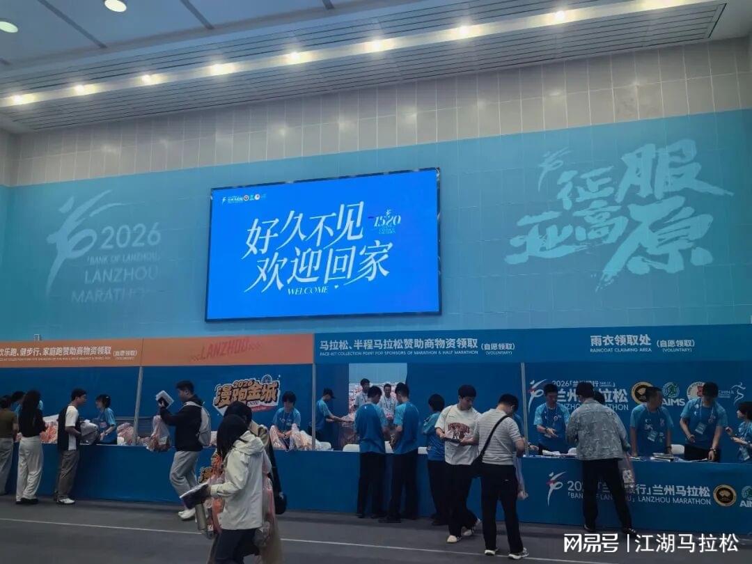 NBA官方晒总冠军定妆照：尼克斯17人出镜 索汉和杰米森没拍上？