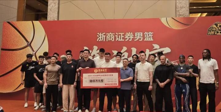 悟空体育效力8年成为总冠军中锋！是时候打主力了，联手东契奇？