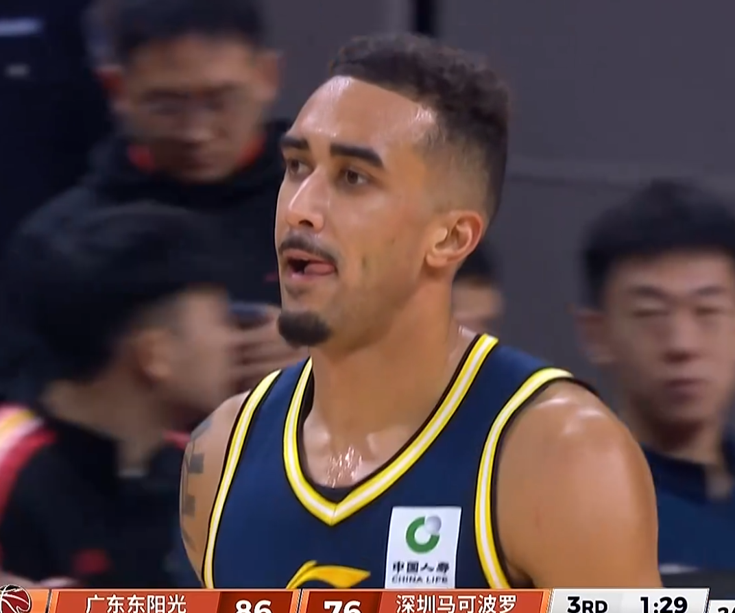 尼克斯球星的双胞胎接管发布会，萌娃抢尽风头