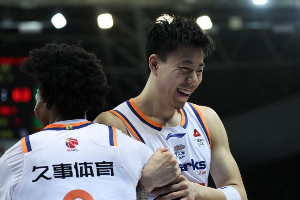 悟空体育湖人试训冈萨加大六中锋，如果他落选，他就是双向合同的理想人选