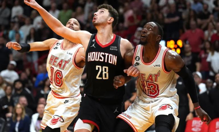 NBA头牌詹姆斯的"被低估"困局：5.8亿赚了23赛季，他还在被压价？